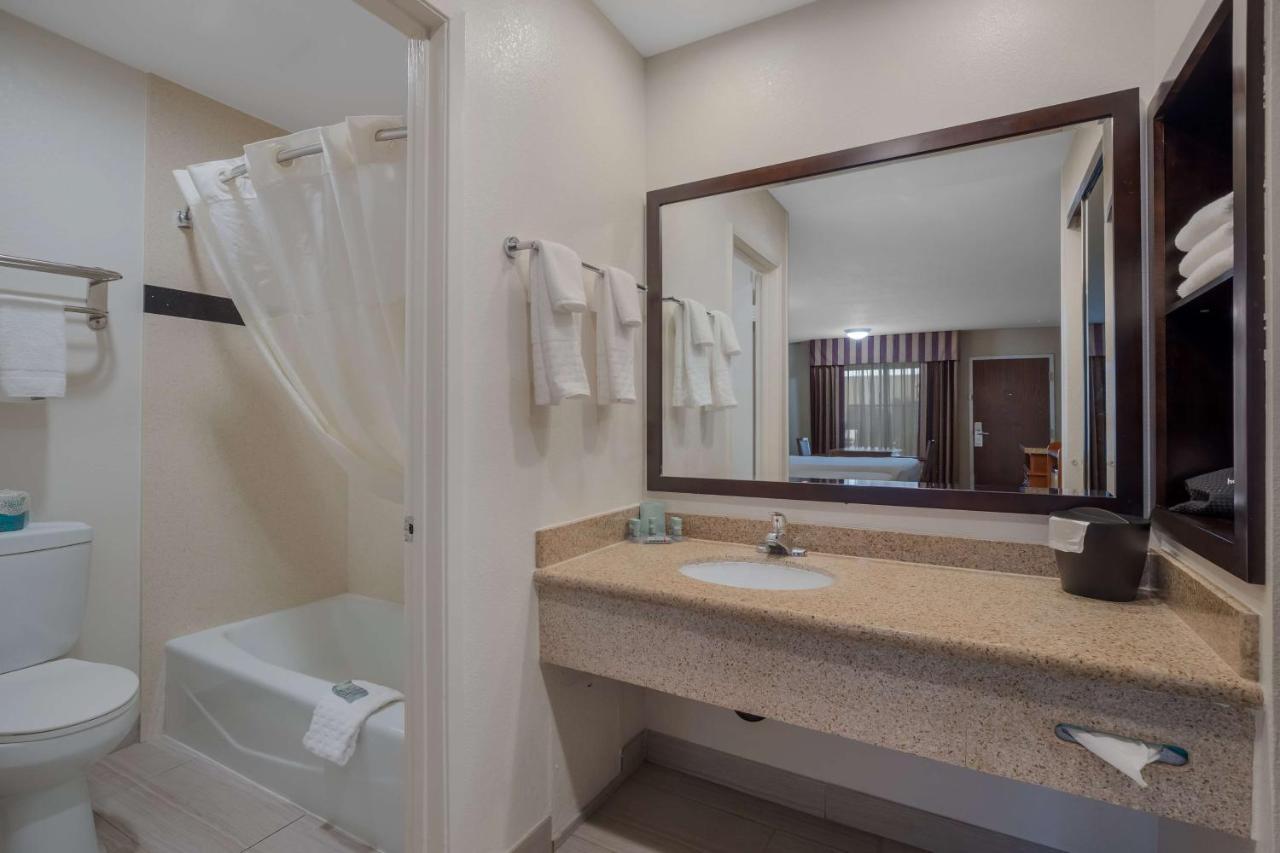 Best Western Norwalk Inn Екстер'єр фото