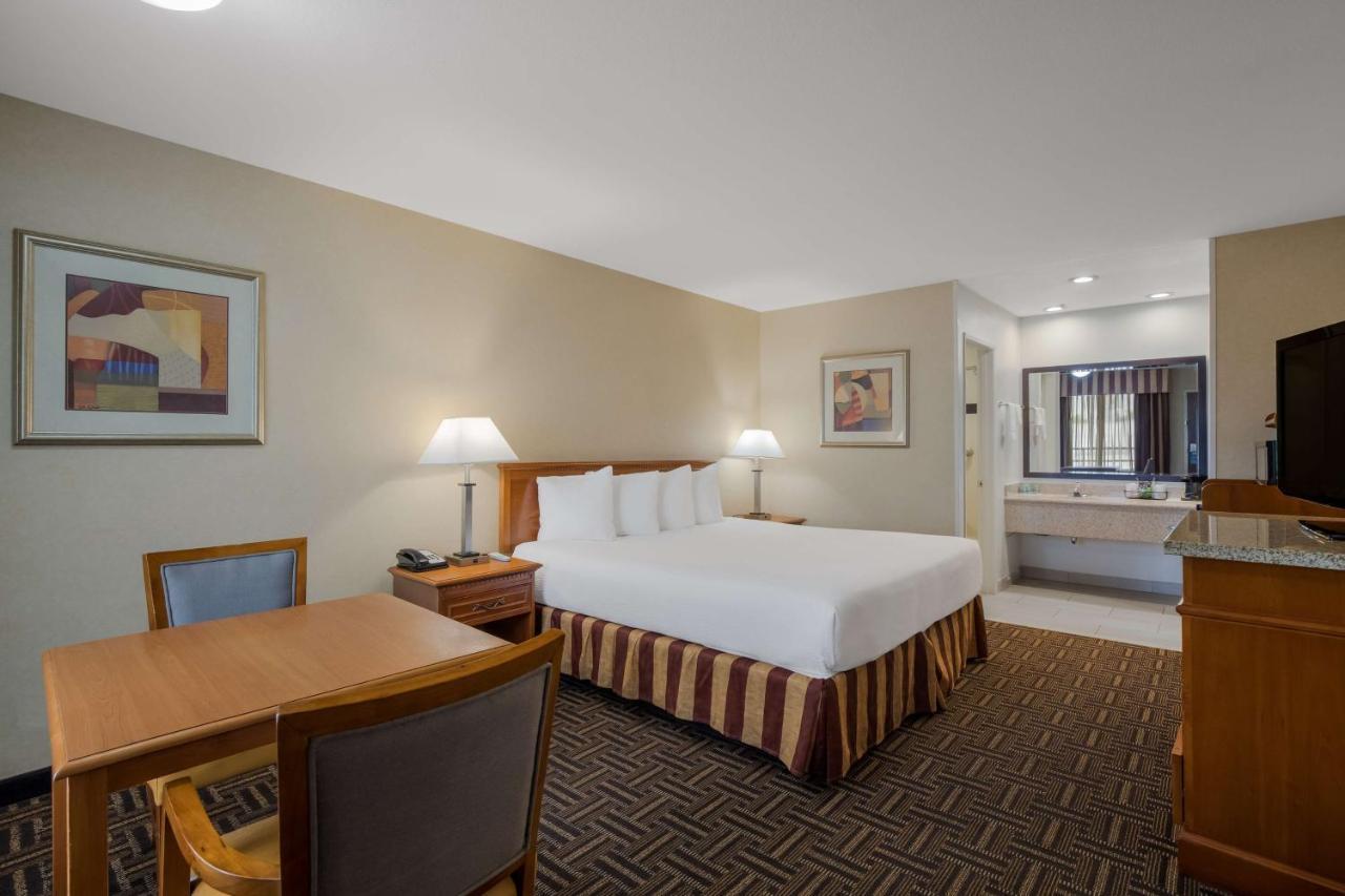 Best Western Norwalk Inn Екстер'єр фото